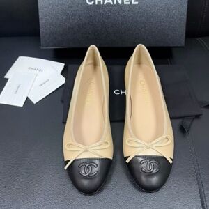 CHANEL Two-Tone Beige and Black Leather Ballet Flats with Bow